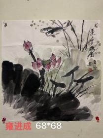 雍进成，1957年生于宁夏惠农县。1982年毕业于宁夏大学美术系中国画专业，后又进修于西南师范大学美术系高师研究班，师从我国著名花鸟画大师苏葆桢先生。现为宁夏美术家协会副主席、[2]理事、副秘书长，石嘴山市美术家协会主席、书画院副院长，国家一级美术师。尺寸：68*68cm