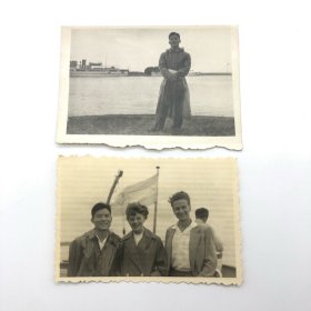 著名小提琴演奏家、中央乐团小提琴首席杨秉荪（1929-2017），五十年代赴东欧学习期间，珍贵照片两枚（巫漪丽旧藏）