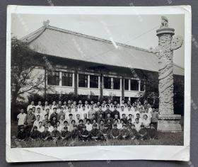 六七十年代 北京大学毕业生与老师、校领导等百余人在北大校园办公楼前华表旁合影照一张（尺寸∶13*15.5cm）