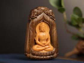 【品名】 大日如来
【材质】 沉香
【尺寸】 6x9×1.8cm
【寓意】  大日如来佛，又名毗卢遮那佛，是佛的三身中的法身佛，是密宗最无上崇高的佛，是一切佛法的根本