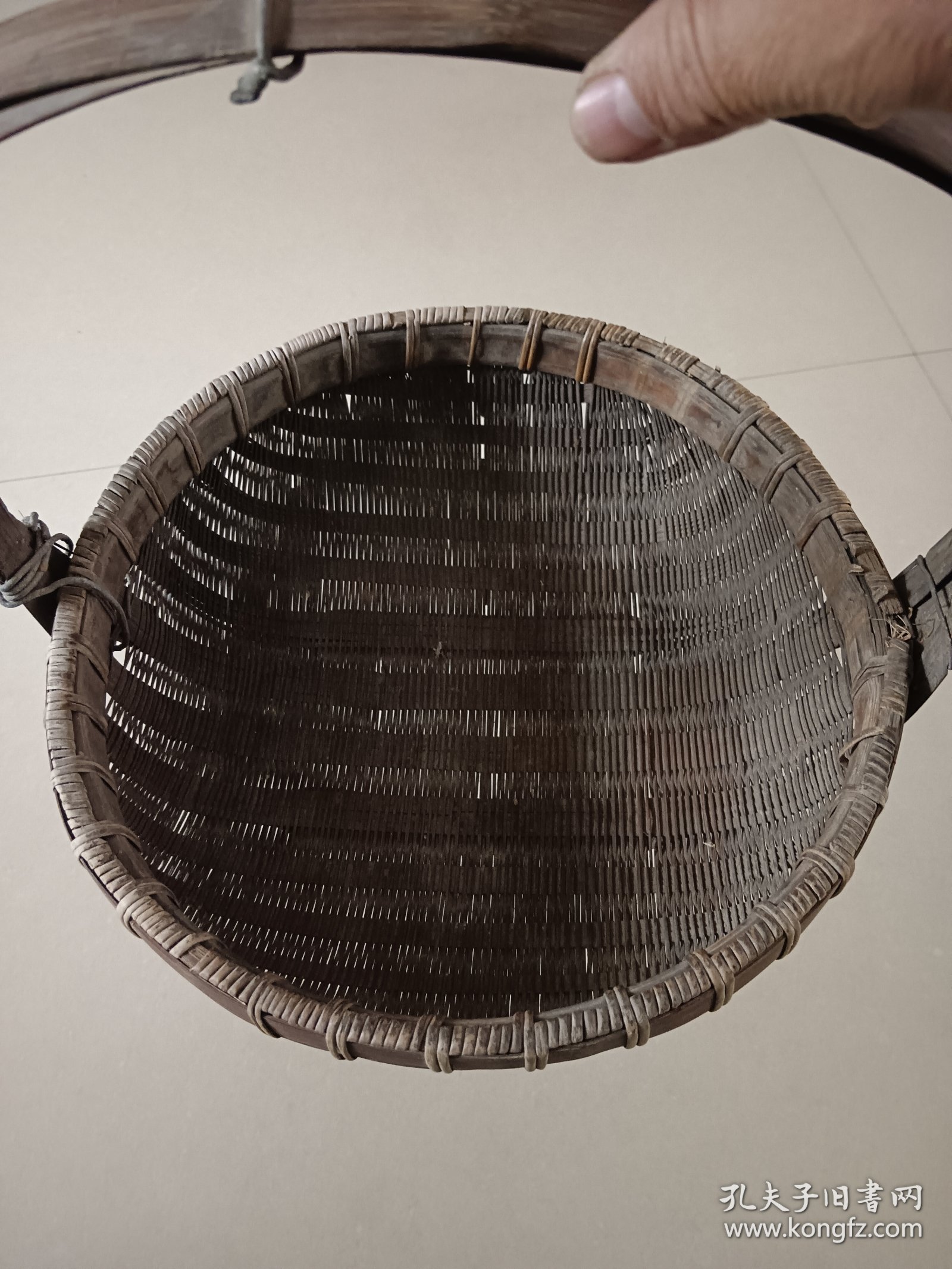 手工藤编小篓 有铁丝固定 其他边沿局部有缺断见图十箭头处