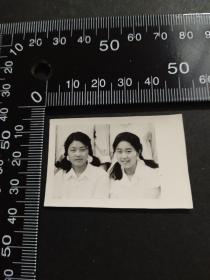 约五十年代两短辫姑娘合影照片一张