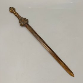 金木水火土虎头铜剑 铜器收藏铜摆件 打磨细腻 器型厚重 包浆老道 造型雅致 尺寸:长24厘米 宽3.5厘米 高1厘米 重量约:245克