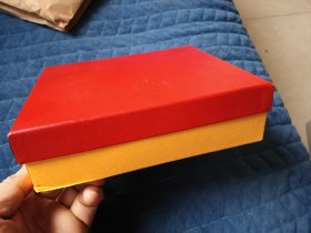 某学生送给老师的特制 水晶（或是玻璃？分不清）摆件，里面有字