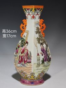 美品·款识“大清乾隆年制”精工细作满工粉彩仕女人物故事纹贯耳方瓶。