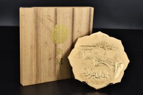 日本购回《天皇陛下即位》原木盒陶瓷纪念摆件1枚 带支架 花瓣造型 正面“奉祝 第百二拾四代今上天皇陛下即位”字样 日本二重桥等浮雕 背面带提钮带孔穿绳带穗可悬挂 凤凰浮雕 直径：18CM 厚度：0.5CM 重量：82.6g