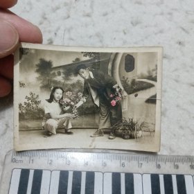 老照片207——60年代夫妻摆造型着色照片