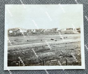 1943年左右 浙江富阳、金华一带建筑群旁日军若松联队在用铁丝网围起来的空地上进行军事训练 原版老照片一枚（民居建筑群和空地之间有日军修建的碉堡）
