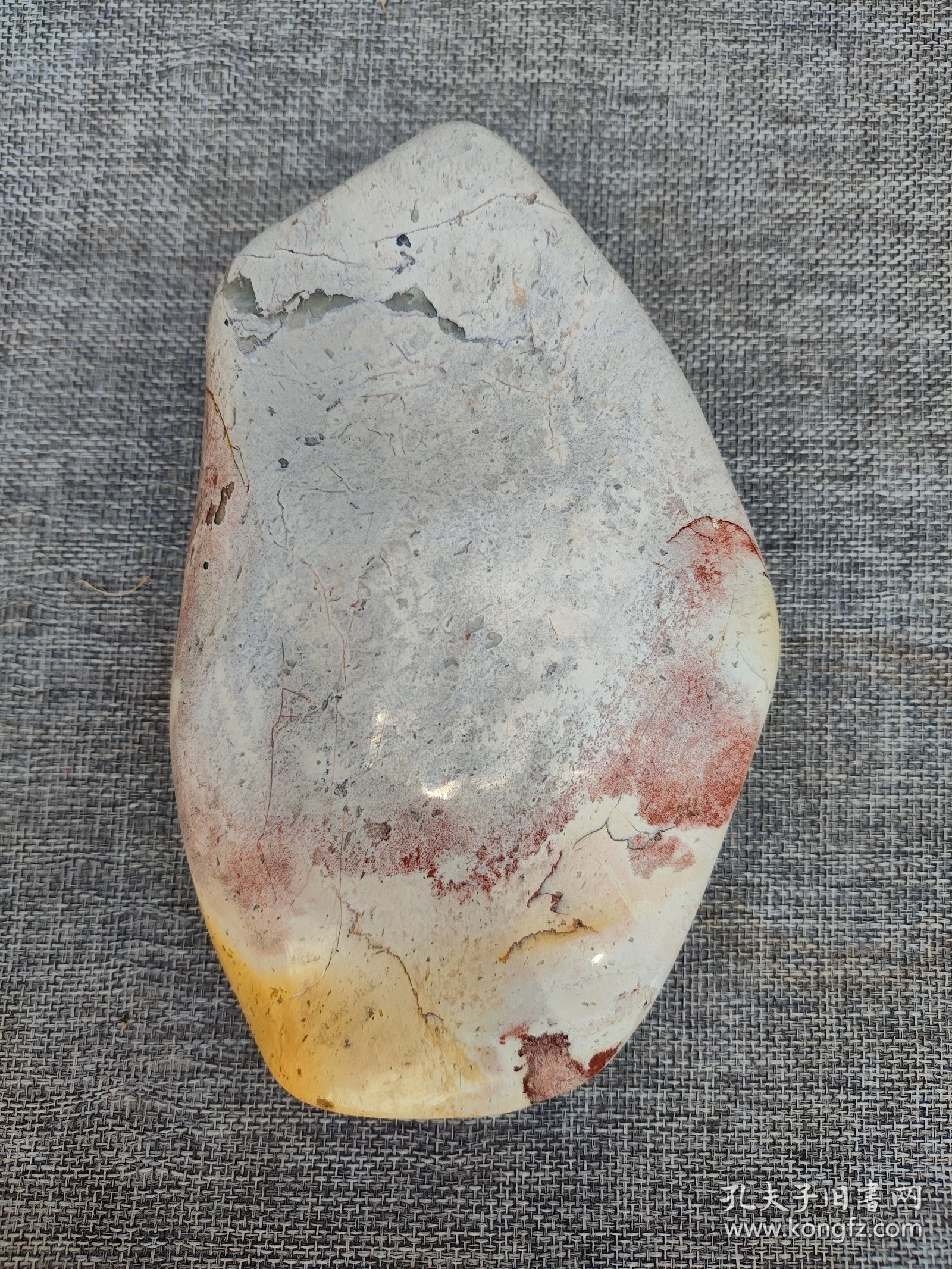 叶林心，男，1966年10月出生，福建闽侯人，师从韩天衡先生 。福建省人民政府授予“福建省工艺美术大师”，中国民协寿山石专业委员会授予“中国寿山石雕刻名家”。 现任福建商学院艺术设计学院院长、教授 ，福建省书法家协会第五届副主席