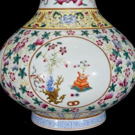 清乾隆粉彩吉祥如意纹瓶，30×22厘米