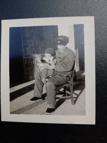 《老照片》1970年代解放军教宝宝读毛主席的书（像章）