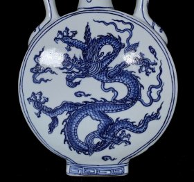 明宣德青花龙纹蒜头扁瓶，高27厘米，直径17厘米