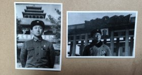 60-70年代黑白老照片一组两张 帅哥军人旅行留影两张 背景和衣着打扮有时代特色