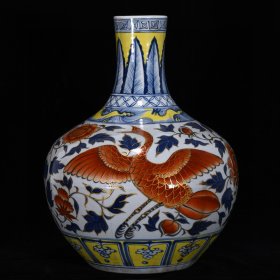 元青花矾红凤纹天球瓶，高43厘米，直径31厘米