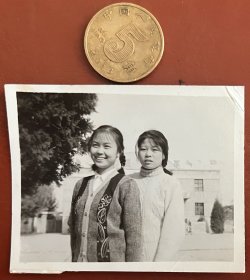 老照片 品相尺寸以图为准 货号：16998 七八十年代两个妹纸