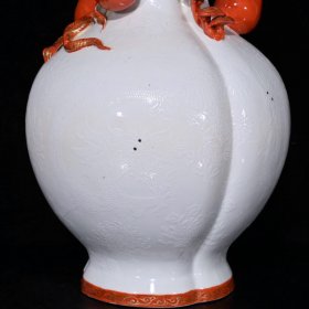 大清乾隆白瓷暗刻龙纹矾红描金雕刻五桃回流瓶h（38×19cm）