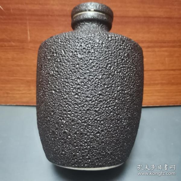 陶瓷花瓶小酒罐，布满月球表面陨石坑造型工艺太独特太好看了。工艺一绝。一斤容积。