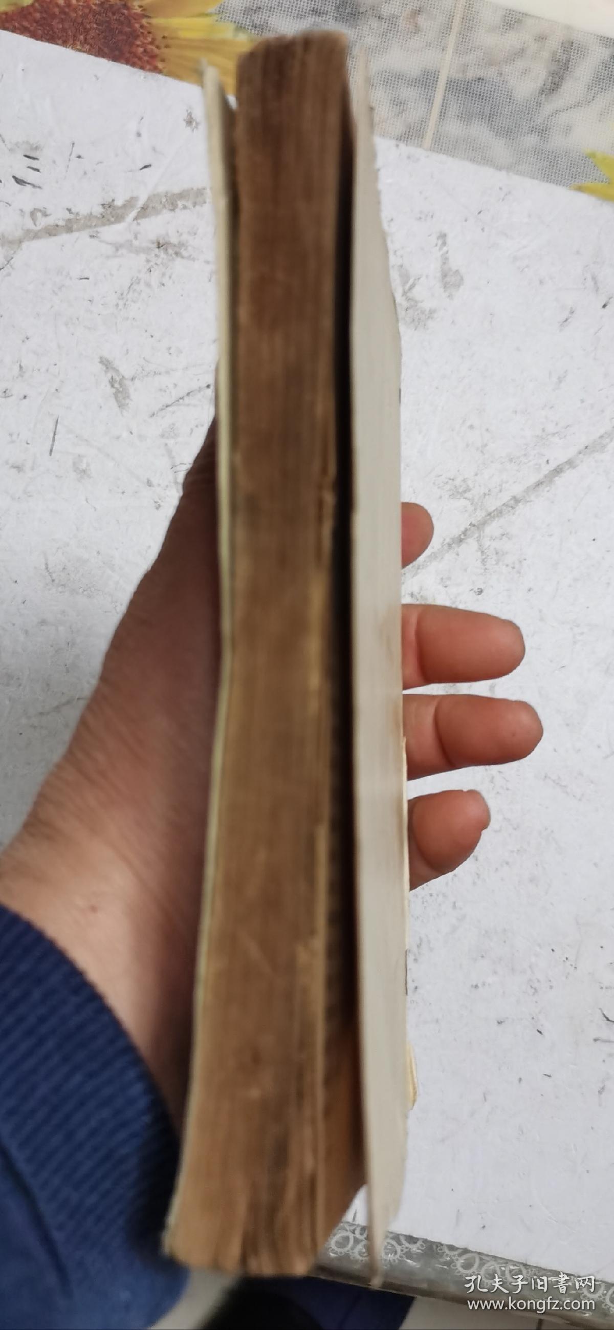 1962年老中医书《药性歌括四百味白话解》北京中医学院中药教研组编。明代医家龚廷贤著。《药性歌括四百味白话解》该书以四言韵语文体，介绍了四百味常用中药的功效和应用。是学习中药的启蒙读物，它以四言韵语文体，介绍了400味常用中药的性味、功能、主治。内容简明扼要，读之朗朗上口，便于诵读记忆，很多的中药方。很珍贵的老中医书，很值得借鉴收藏。