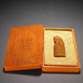 清代 田黄石瑞兽钮印章料。规格：高8㎝宽3㎝厚1.6㎝重67g