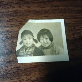 老照片–60年代一对年轻姐妹合影（残照）