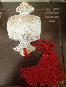 一面福一面寿 大黑天打金判的锤子  福寿槌  御槌  陶品  金箔撒 红须吊 原盒装 高约14Cm  幅宽约8Cm，几乎全新。    有福有寿有财，是不是特别提点一下，供大黑前必须放把槌，有器才能用。用了才有得。