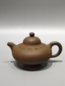 老珍藏，楊彭年製《阿曼陀室》底款，盖款［彭年］，刻绘老紫砂壶一把，保存完整，收藏的佳品。