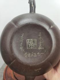老珍藏，顾景舟和周桂珍合作款，周桂珍盖款，顾景舟底款，精品老紫砂壶一把，保存完整，十分难得收藏佳品。