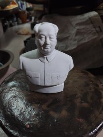 m11.六七十年代毛主席白瓷像。