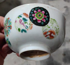 清粉彩皮球纹碗