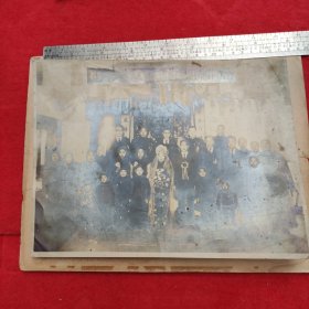 民国老照片 邓益三先生与单懿铿女士结婚纪念摄影 1941.1.22 这一大家庭应该是达官贵人 非富即贵 两张合售 大幅 新京 永大摄像馆