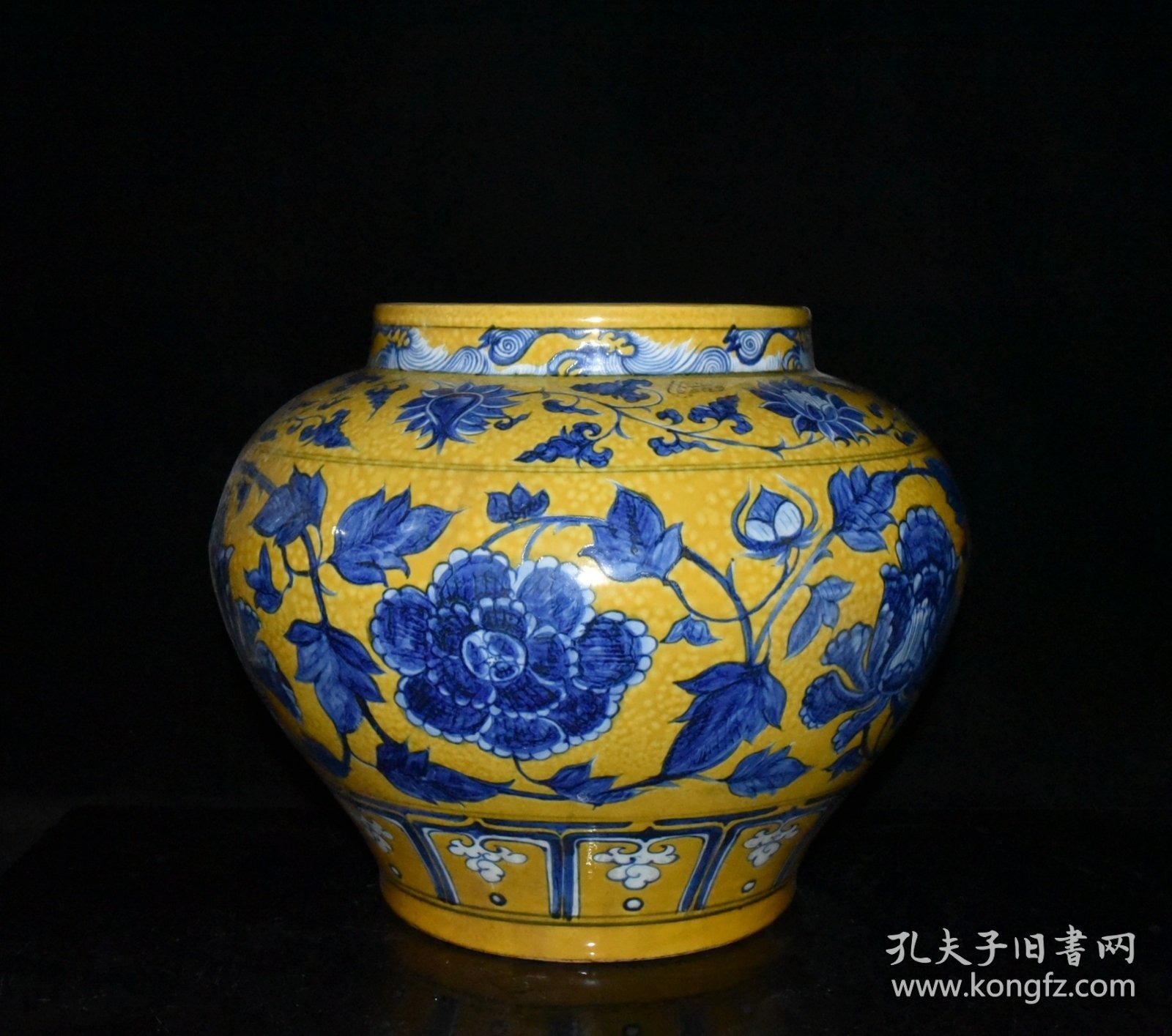 元代波斯文黄釉青花缠枝牡丹罐