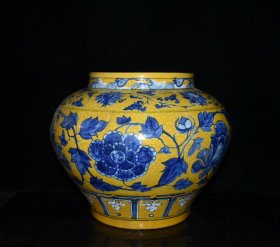 元代波斯文黄釉青花缠枝牡丹罐