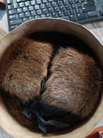 金獭牌皮帽。内蒙古东乌珠穆沁旗民族皮件厂