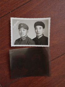 73年老照片，送子参军父子二人合影照一张，附底片一张