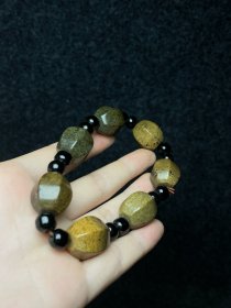 花梨木镶嵌螺钿首饰盒内珍藏高古玉手串 手串尺寸:直径15毫米 首饰盒尺寸:长宽高13.5/8/6厘米