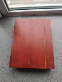 老的红木书形木盒。高26厘米，宽20厘米，厚5.1厘米。