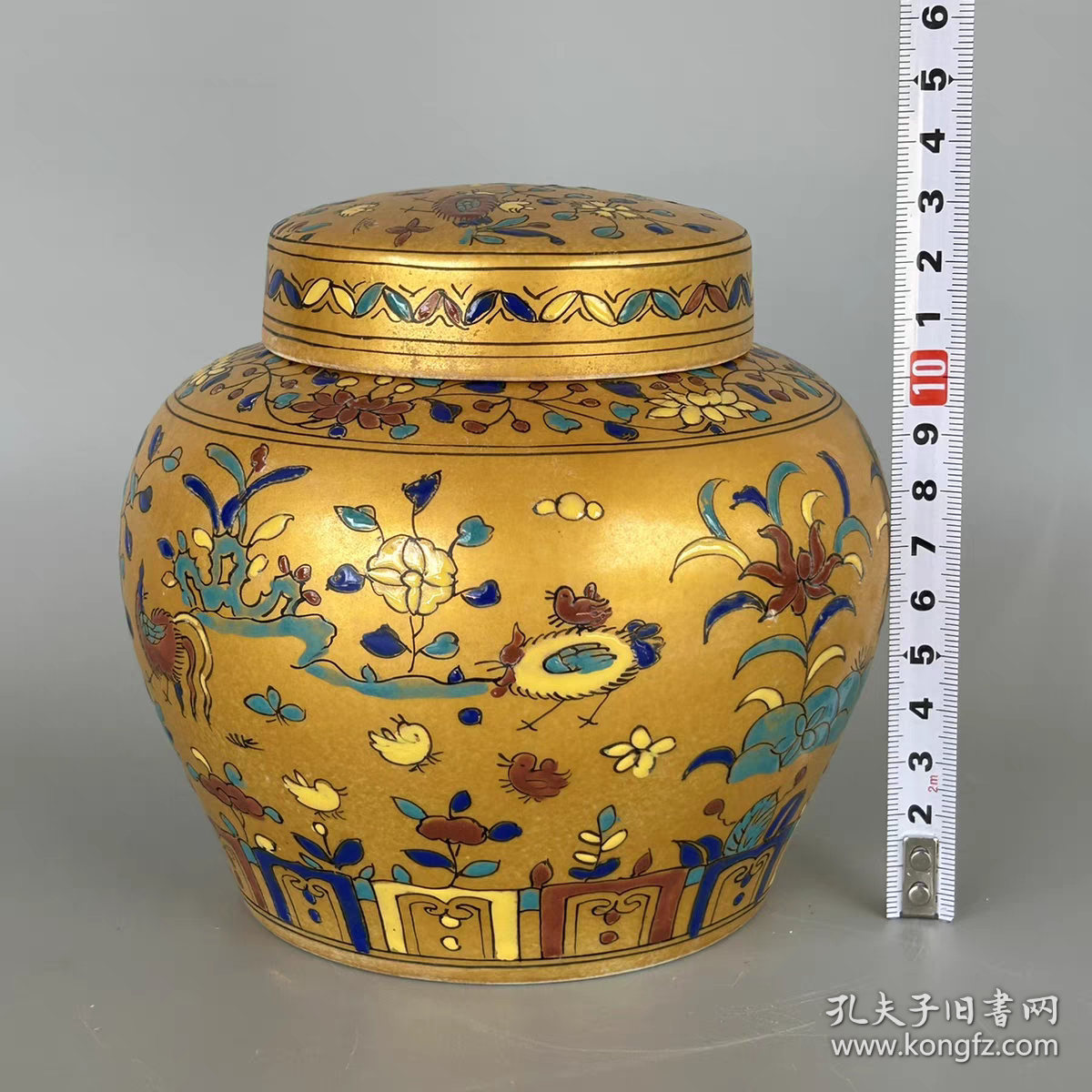 明金地五彩公鸡纹罐