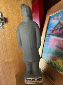 兵马俑酒瓶一个；兵马俑酒一瓶（中国国营西安酒厂出品）