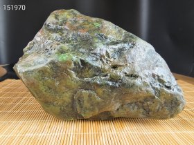 精品老皮壳翡翠原石赌石，尺寸20/13/11，重8.28斤。 顺丰发货，不包邮运费到付！ 免责声明：【神仙难断寸玉，赌石高风险！不排除原石造假做假皮夹心任何可能，切涨切垮全凭眼力运气。 不可私自切磨开孔，不可改变商品原样，不支持7天退货，签收前不满意包退，一经签收即视为满意成交，是涨是垮是真是假都与本店无关。确定您不差钱玩得起再拍，不懂行规自动绕行。】以上声明将作为纠纷之法律依据。