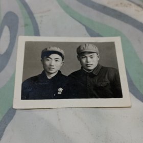 胸戴毛主席像章军人合影老照片