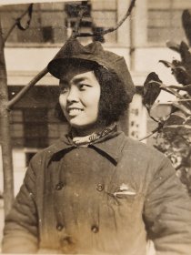 建国初期戴八角帽的女战士