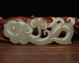 和田玉如意 规格: 10×3.9×0.8厘米，重 46克。 玉质温润细腻，沁色自然，刀功老道，皮壳包浆一流，雕刻生动，线条流畅，品相完美！