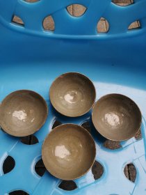 农村收的老的小瓷碗，四个口沿上有点小飞皮，不影响收藏和使用，底部与其它不一样，