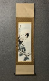 上海著名画家陶俊华，《松鹤图》挂轴 画心尺寸 89×32纸本绫裱 品相如图 轴头完整 手机拍摄效果不佳，实物更佳。