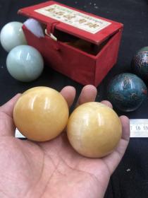 3741都是老货七八十年代 自己把玩的 天然玉石黄玉果冻玉会发音 健身球 手玩.直径约5.5CM左右 品相成色如图，