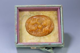 旧藏 “韩登安”款田黄双龙戏珠钮印章。尺寸6.6*5*2.7厘米，重127克