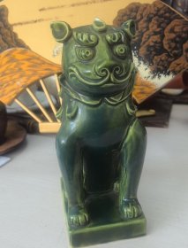 日本茶道具 ：日本绿釉狛犬 唐狮子摆件 釉色漂亮日式风格狮子 案头小精品 底座尺寸：6.7*9厘米高19厘米,简洁的手法着重刻画了狛犬头部的瞪眼突鼻、阔口利齿，鬣毛用薄浮雕交圈状装饰 茶室文房摆件，值得收藏使用。