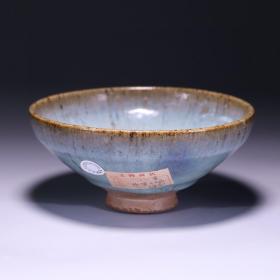 金代，钧窑大碗尺寸口径18cm,高8.5cm。，造型古朴大气，釉水肥美滋润，釉色漂亮，底部瓷胎外露，值得收藏投资，