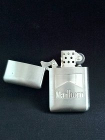 天朝 创汇期 美国 万宝路（Marlboro）烟草 煤油打火机 定制款 天朝·代工 制作，也算是海外回流，品相如图，正常使用。