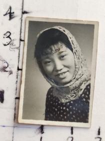 50-60年代美女围巾泛银照片(张转运相册)